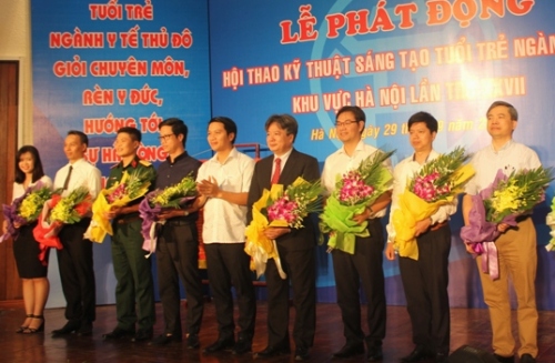 Đồng chí Nguyễn Ngọc Lương - Bí thư BCH Trung ương Đoàn (áo trắng ở giữa) trao hoa chúc mừng Ban chỉ đạo Hội thao lần thứ XXVII
